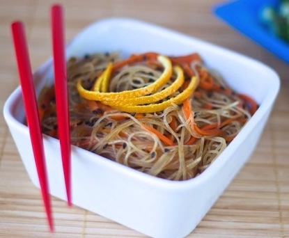 Reteta vegana: Noodles cu aroma de portocale si susan Reteta vegana: Noodles cu aroma de portocale si susan