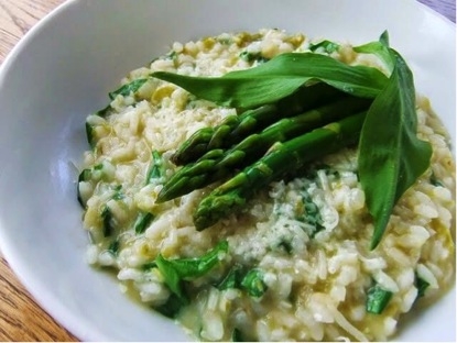 Rețetă vegetariană de primăvară: Risotto cu ceapă verde și sparanghel Rețetă vegetariană de primăvară: Risotto cu ceapă verde și sparanghel