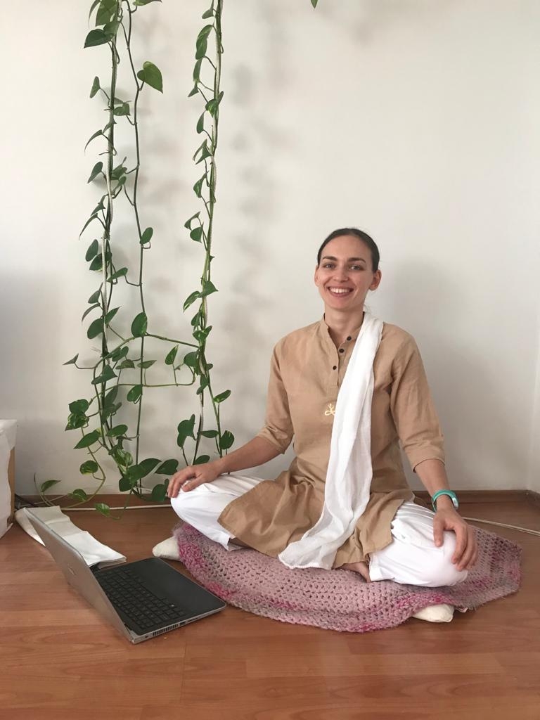 Roxana Luca: „Yoga va fi una din soluțiile pentru impasul spiritual și emoțional în care se află umanitatea” roxana-luca-asana