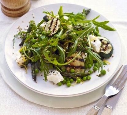 Salata de sparanghel cu dovlecel si branza feta Salata de sparanghel cu dovlecel si branza feta