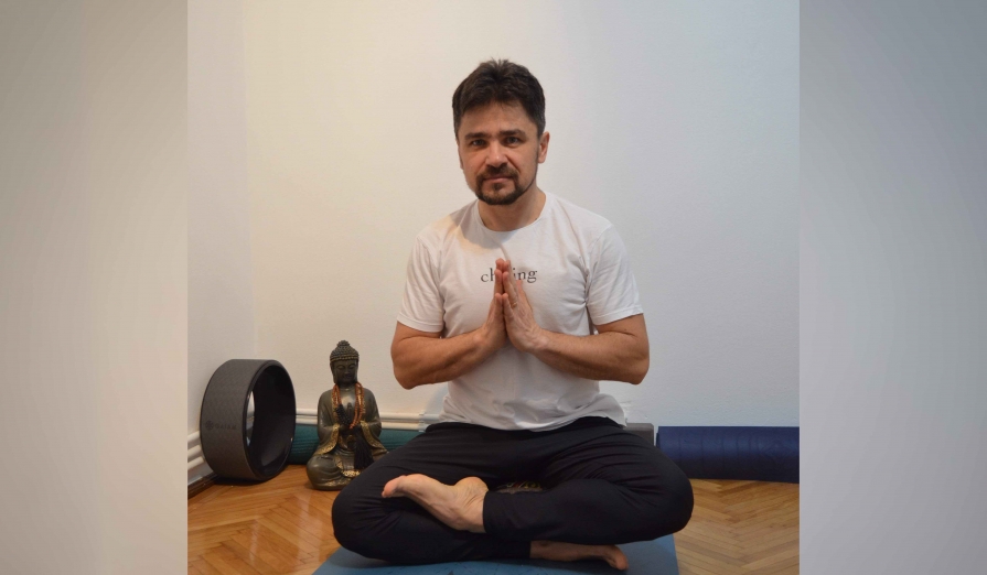 Sebastian Tarpan: „În interiorul meu există o lumină care pâlpâie și care tânjește după atenția mea” Sebastian-Tarpan-yoga