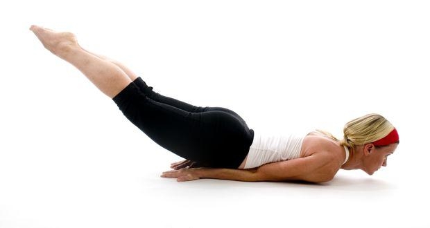 Shalabhasana sau postura lăcustei femeie-salabhasana