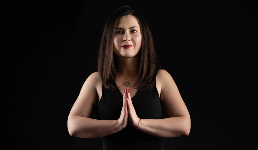 Simona Balint: „Pentru mine yoga este mult mai mult decât practicarea asanelor” Simona-Balint-namaste-mudra