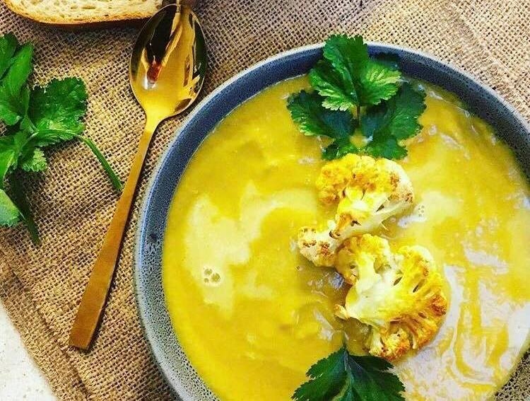 Supa de conopida cu turmeric pentru Manipura, chakra plexului solar Supa de conopida cu turmeric pentru Manipura, chakra plexului solar