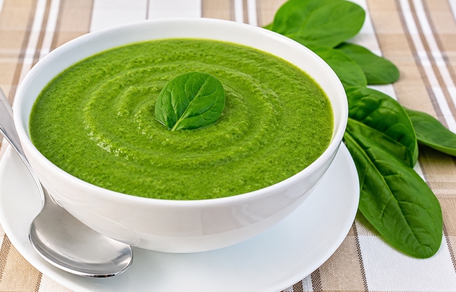 Supa raw vegana verde pentru chakra inimii