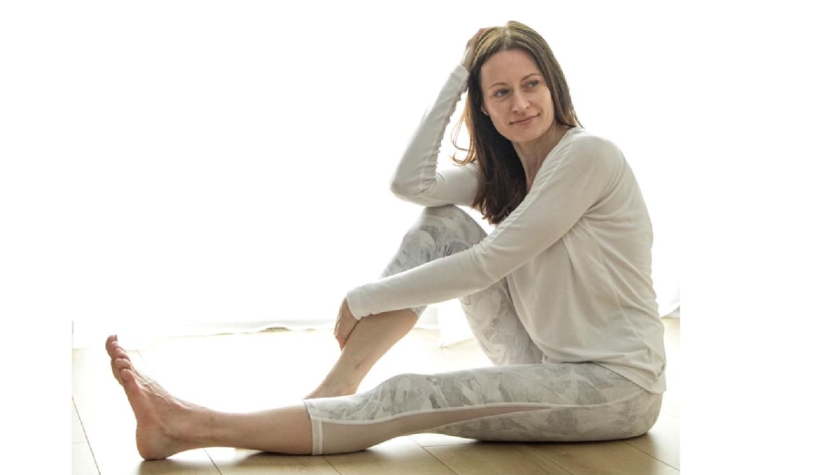 Svetlana Zhur: „Practica yoga m-a schimbat complet.” Svetlana-Zhur-instructor-yoga