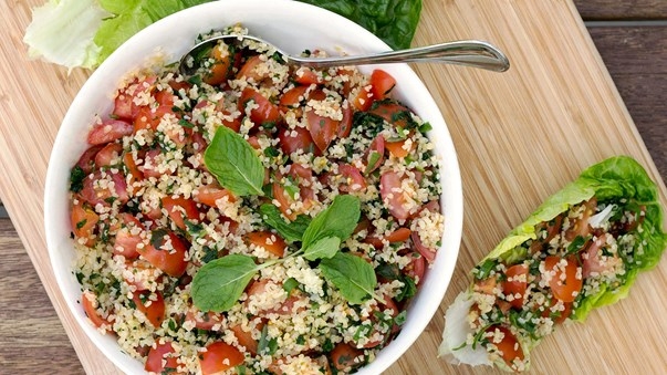 Tabouleh, renumita salata libaneza cu bulgur si patrunjel Tabouleh, renumita salata libaneza cu bulgur si patrunjel