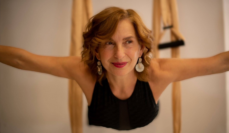 Timis Minodora: „Cu toate că am peste 55 de ani, sunt mult mai elastică, suplă, agilă decât eram acum 20 de ani.” Minodora-timis-aeria-yoga