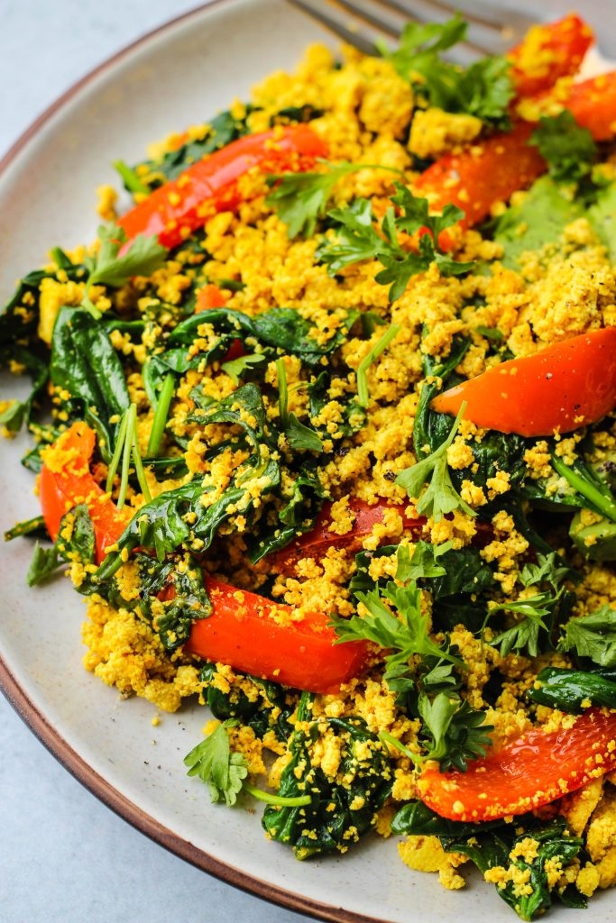 Tofu scrambel cu legume tofu-spanac