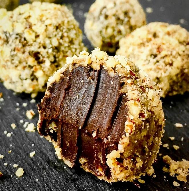 Trufe raw vegane de ciocolata Trufe raw vegane de ciocolata