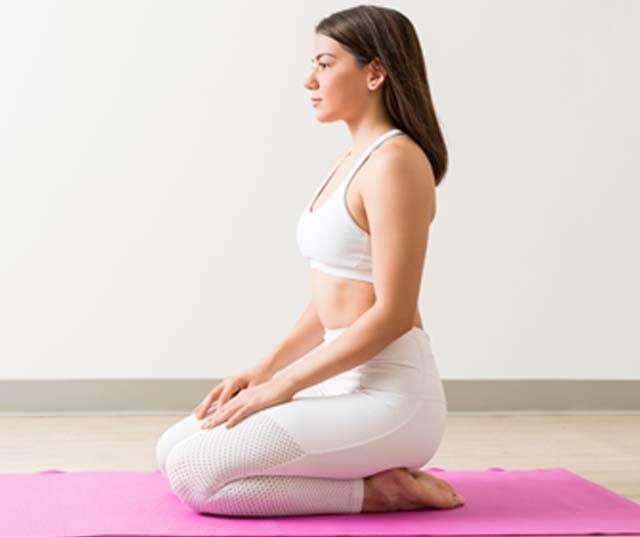 Vajrasana sau postura diamantului femeie-Vajrasana