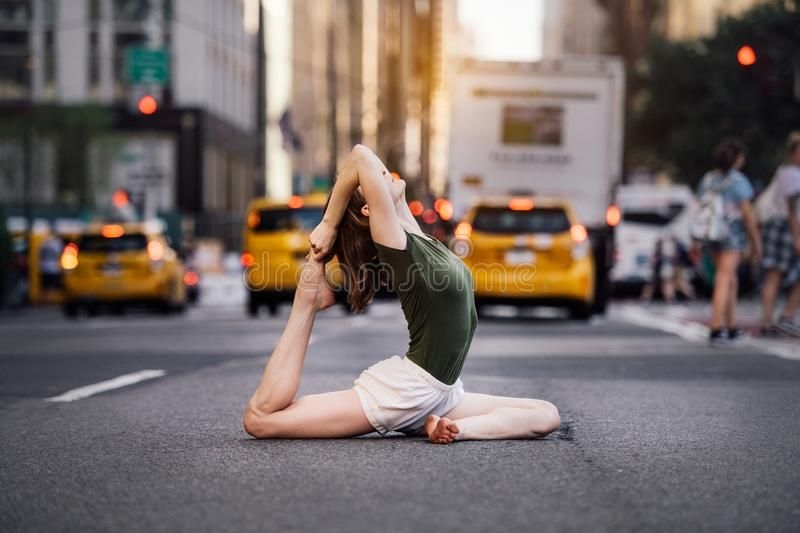 Yoga posturală și conexiunea minte-corp femeie-asana-social-yoga