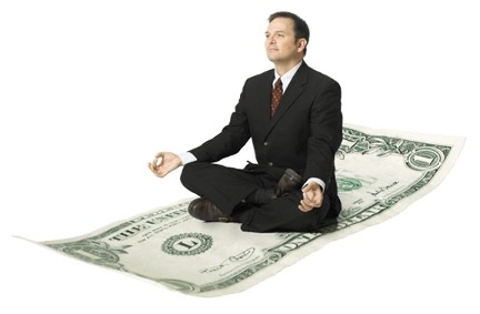 YOGA și reprezentările ei false din media (Yoga fake-news) yoga-barbat-asana-bani-fake-news