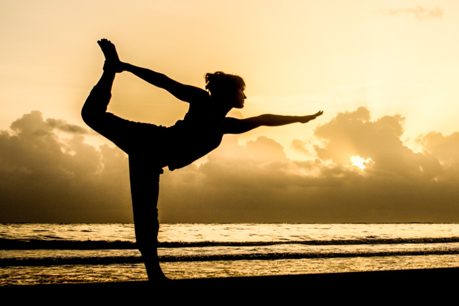 5 asane și 5 motive pentru care să practici yoga de dimineață yoga-rasarit