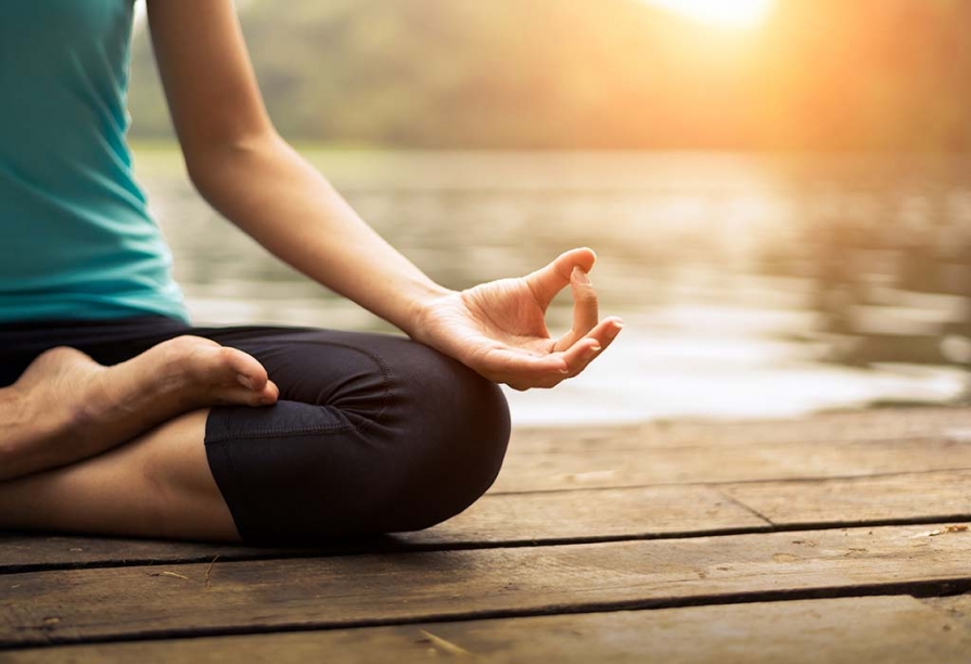 8 asane care îmbunătățesc funcțiile renale femeie-yoga-meditatie