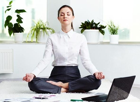 9 asane yoga benefice pentru cei care lucrează la birou yoga-birou