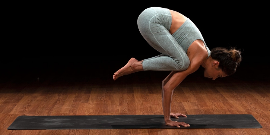 bakasana femeie-bakasana
