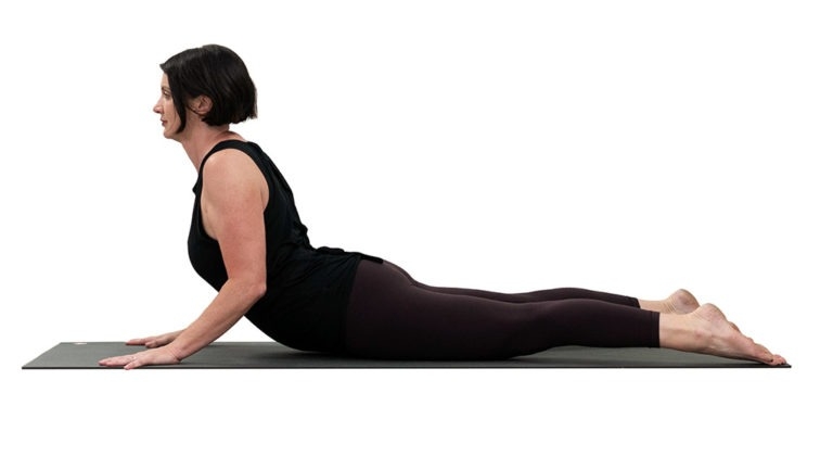 Bhujangasana - abilitatea de a ne depăși frica femeie-Bhujangasana