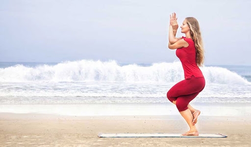 Garudasana sau postura vulturului femeie-garudasana