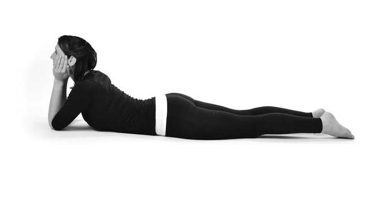 Makarasana: siguranța practicii tale femeie-makarasana