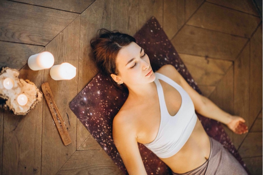 Savasana sau „a deveni una cu universul” femeie-savasana