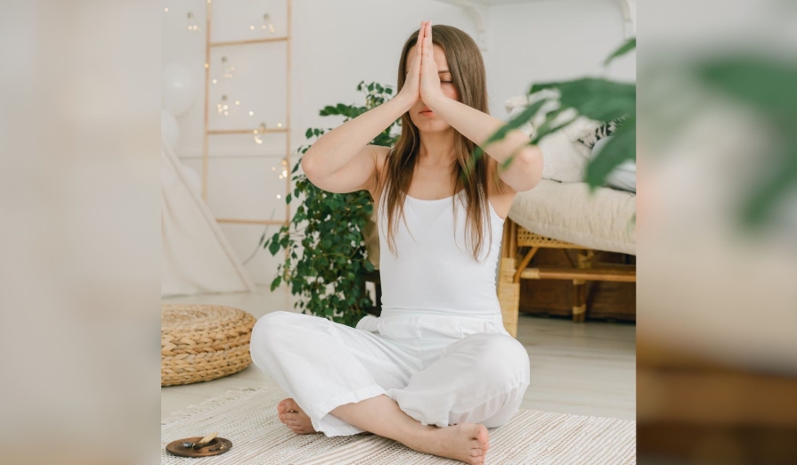 Set de 10 tehnici yoga pentru a spori intuiția femeie-meditatie-intuitie
