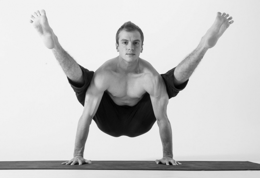 Tittibhasana (postura licuriciului) Tittibhasana (postura licuriciului)