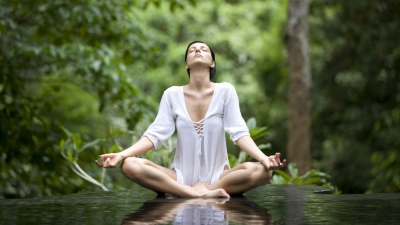 femeie-yoga-meditatie-lotus