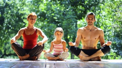 4 Motive pentru care copilul tău ar trebui să practice yoga
