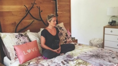 5 asane pe care le poti practica in pat