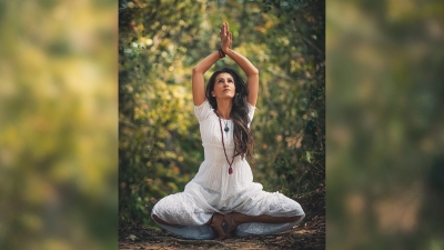 9 profesori de meditație pe care ar trebui să îi cunoașteți femeie-yoga