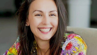 femeie-zambet-alina-vasilache