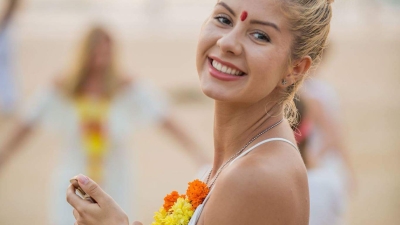 femeie-zambet-ghirlanda-flori