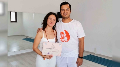 Andrada-Ciupeiu-Mukesh-Kothari-instructor-yoga