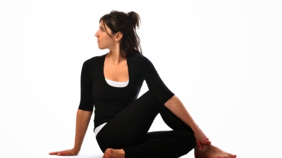 femeie-Ardha-Matsyendrasana