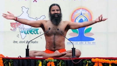 Baba Ramdev, vedeta Indiei, un guru controversat si multimilionar, care sustine ca yoga poate vindeca homosexualitatea