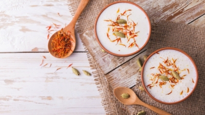 Bautura racoritoare cu apa de trandafiri, sofran si fistic