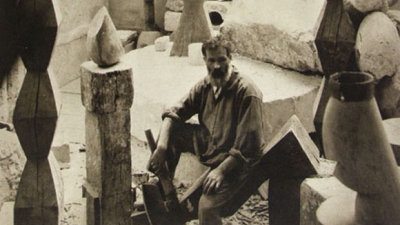 Brancusi, practicant yoga