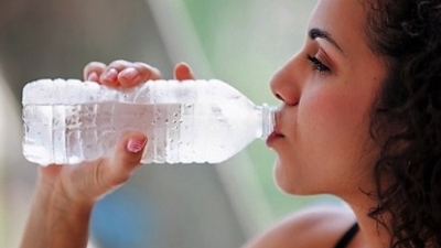 De ce e daunator sa bei apa rece, potrivit medicinei ayurvedice