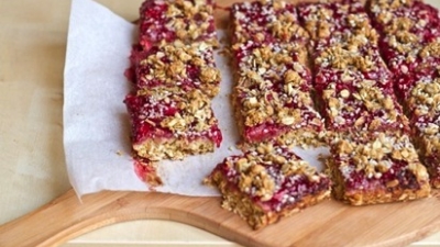Desert vegan: prajitura crocanta cu fulgi de ovaz si capsune