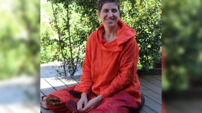 Edó-Gergely-femeie-zambet-yoga