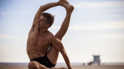 FOTO 15 bărbați “hot” care practică yoga