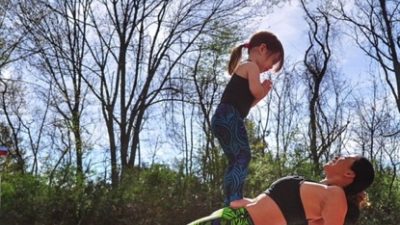 FOTO! Dovada ca yoga poate deveni o activitate de familie