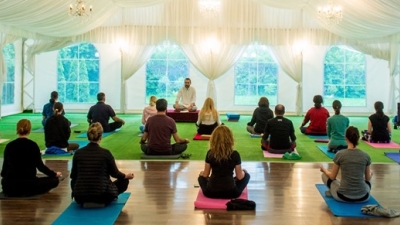 Ghid complet pentru alegerea unui instructor de yoga și meditație