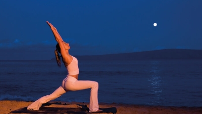 Luna Noua in Varsator pe 4 februarie, cum influenteaza practica yoga femeie-asana