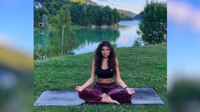 Mădălina-Antonescu-instructor-yoga