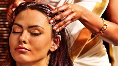 Masajul capilar, recomandat de medicina ayurvedica