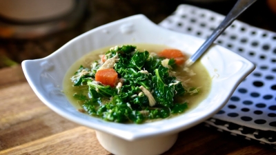 Reteta ayurvedica: Supa de kale si morcov, cu ghimbir si chimen