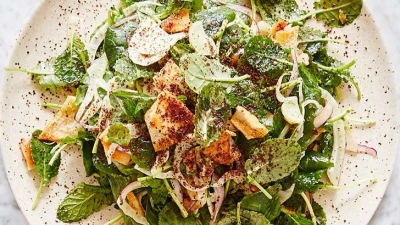 Reteta de fatoush cu fenicul si sumac