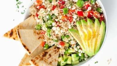 Reteta de taverna greceasca: bol mediteranean de quinoa cu legume